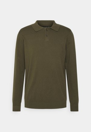 Camisa polo de manga larga en verde oliva oscuro, fabricada en tejido suave. Presenta un cuello con solapa, tapeta de botones y puños acanalados.