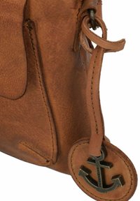 Borsa a mano in pelle marrone con una superficie texturizzata, cuciture visibili e un'etichetta rotonda in pelle con un motivo ad ancora.