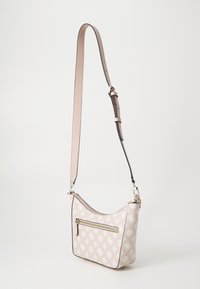 Sac bandoulière beige clair avec une surface texturée, un motif de logo blanc, une bandoulière réglable et une poche frontale zippée. Finitions en métal doré.