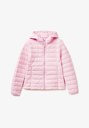 Jasnoszaróżowa pikowana kurtka z kapturem, zamkiem z przodu i bocznymi kieszeniami, zaprojektowana z myślą o cieple i codziennym noszeniu.