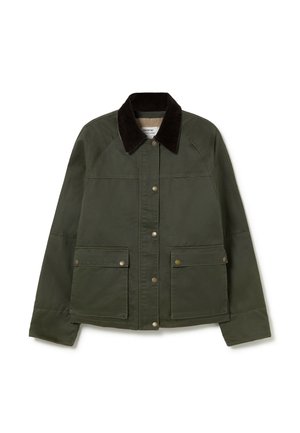 Chaqueta de lienzo verde con un cuello de pana marrón oscuro, dos bolsillos delanteros, botones a presión y costuras en contraste a lo largo de los hombros.