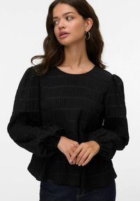 Zwarte geplooide blouse met lange pofmouwen, ronde halslijn en textuurstof. Het ontwerp heeft horizontale strepen en een relaxte pasvorm.