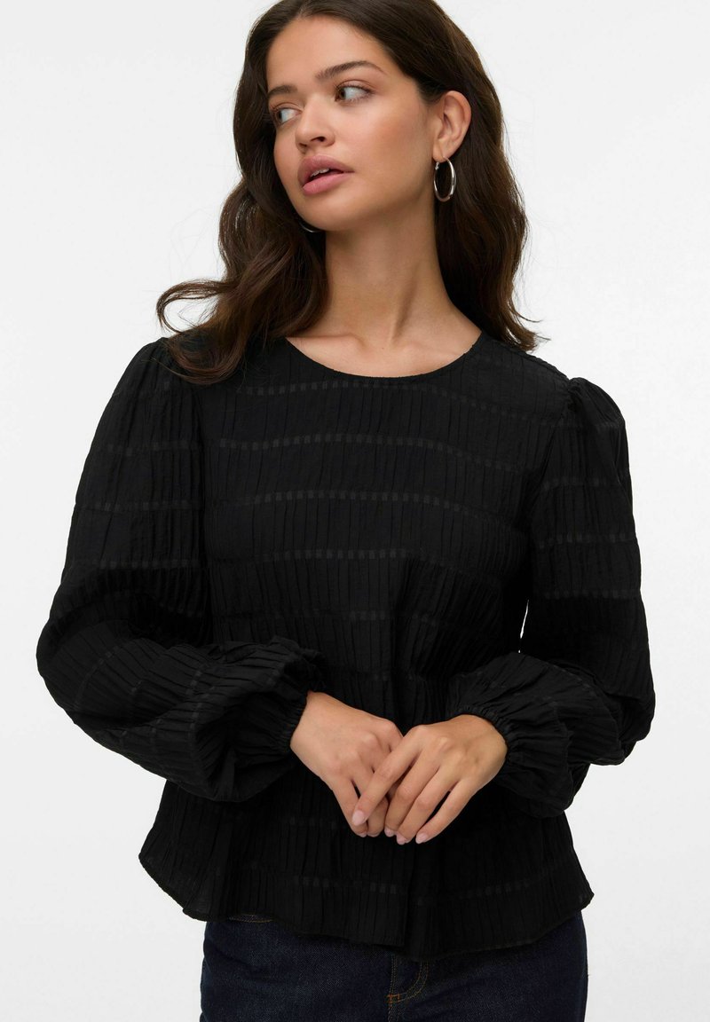 Zwarte geplooide blouse met lange pofmouwen, ronde halslijn en textuurstof. Het ontwerp heeft horizontale strepen en een relaxte pasvorm.