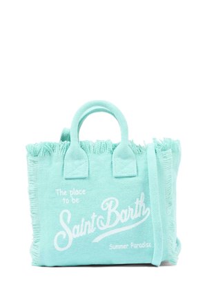 Jasnoniebieska materiałowa torba typu tote z frędzlami na brzegach, krótkimi uchwytami i białym napisem „The place to be Saint Barth Summer Paradise.”