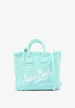 Lichtblauwe stoffen tas met franjes aan de randen, korte handvatten en witte tekst met de tekst "The place to be Saint Barth Summer Paradise."