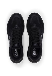 Schwarze Sportschuhe mit Mesh-Obermaterial, strukturiertem Design, verstärkter Zehenpartie, flachen Schnürsenkeln und kontrastierendem Logo-Detail an der Seite.