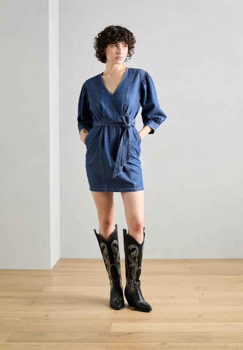 Scotch & Soda BELTED V NECK DRESS - Denim dress - washed indigo/blue denim  - Zalando