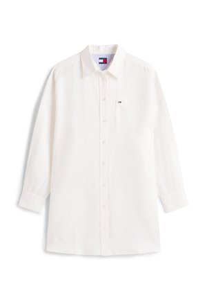 Chemise blanche à manches longues avec boutons, col, petite poche poitrine et logo Tommy Hilfiger sur la poche et à l'intérieur du col.
