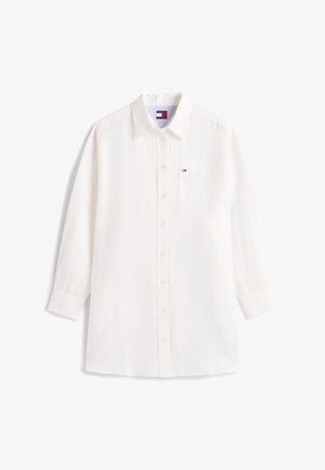 Camisa blanca de manga larga con botones, cuello, pequeño bolsillo en el pecho y logo de Tommy Hilfiger en el bolsillo y en el interior del cuello.