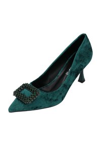 Zapatos de charol verdes con punta afilada y tacón pequeño. Cuenta con una hebilla decorativa cuadrada y joyada en tonos negros y verdes.