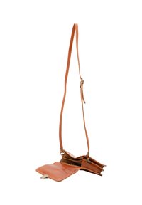 Borsa a tracolla in pelle marrone con una lunga tracolla, caratterizzata da un design a ribalta e hardware minimale. Texture liscia con cuciture visibili.