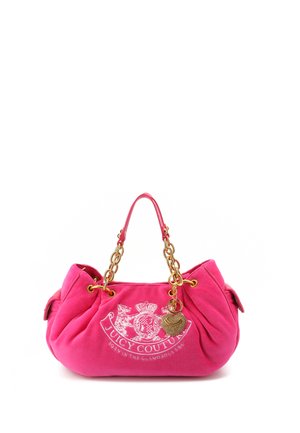 Borsa Juicy Couture rosa brillante con manici a catena dorata e ciondolo a forma di cuore, con logo ricamato e testo sul davanti.