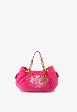 Borsa Juicy Couture rosa brillante con manici a catena dorata e ciondolo a forma di cuore, con logo ricamato e testo sul davanti.