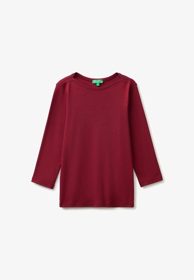 Maglietta bordeaux a maniche lunghe semplice con scollo tondo ed etichetta verde del marchio all'interno del colletto su sfondo bianco.