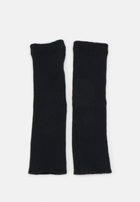 Μαύροι ριγωτοί ζεστά χέρια, φτιαγμένοι από μαλακό ύφασμα. Διαθέτουν επιμηκημένο σχέδιο με ανοιχτές κορυφές και υφή ριγωτού σε όλο τους το μήκος. Οι άκρες είναι ελαφρώς φθαρμένες.