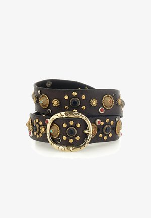 Cintura in pelle marrone con fibbia circolare dorata, decorata con borchie e pietre preziose rosse, turchesi e nere.
