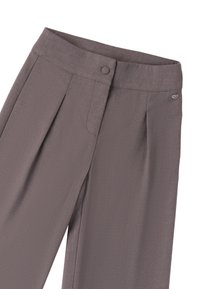 Pantaloni grigi su misura con tessuto strutturato, dotati di una piega frontale, chiusura con bottone e un piccolo cuore metallico decorativo in vita.