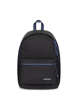 Mochila Eastpak negra con forma curvada, que incluye un bolsillo frontal con cremallera y acento azul, fabricada en material duradero y con un asa en la parte superior para llevar.