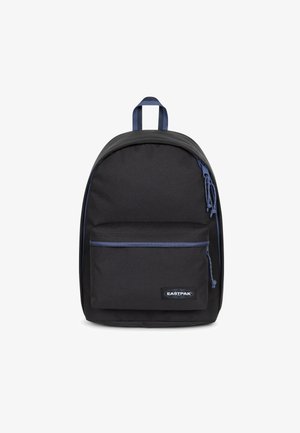 Musta Eastpak-reppu, jossa on kaareva muoto, etupussukka vetoketjulla ja sinisellä yksityiskohdalla, kestävä kangas ja yläkahva kantamista varten.