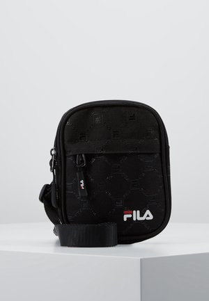 Mała czarna torba na ramię FILA z przednim zamkiem błyskawicznym, wytłaczanym wzorem, regulowanym paskiem oraz białym i czerwonym logo FILA z przodu.