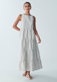 Maxi-jurk met een ronde hals, mouwloze uitvoering en gelaagde ruches. Heeft verticale blauw-beige strepen in lichtgewicht stof.