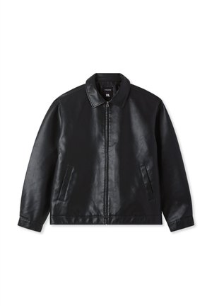 Giubbotto in pelle nera con zip, colletto, due tasche frontali, maniche lunghe e etichetta della taglia XL all'interno del colletto.