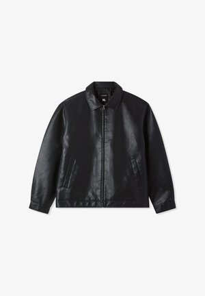 Giubbotto in pelle nera con zip, colletto, due tasche frontali, maniche lunghe e etichetta della taglia XL all'interno del colletto.