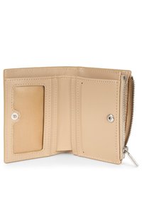Portafoglio in pelle beige aperto, con molteplici fessure per carte, una finestra trasparente per ID, chiusura a bottone a pressione e zip argentata sul lato.
