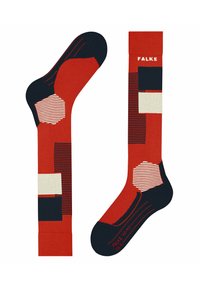 Rode sokken met geometrische patronen in marineblauw, roomwit en donkerrood. Bevat strepen en verschillende vormen. Inclusief merknamen "FALKE" op de boord.