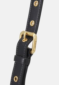 Cinturino in pelle nera con ferramenta tono oro, rivetti circolari e una fibbia metallica per la chiusura. Texture liscia con cuciture visibili.