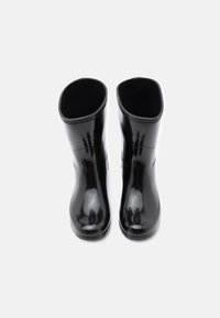 Botas de chuva em borracha preta, impermeáveis, com acabamento brilhante, cano direito e forro interno suave. Textura lisa sem padrões visíveis.