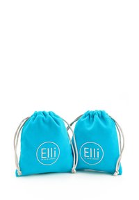 Sæt af to turkis stof drawstring tasker med sølv accenter og hvidt logo "Elli by Julie & Grace" på fronten.