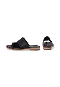 Sorte lædersandalern med åbent hæl og toe loop, kontrasterende tan gummiydersål og dekorativ hardware på den forreste rem.