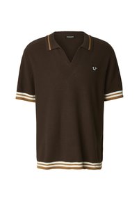Tricou polo maro tricotat, cu decolteu în V, mâneci scurte și dungi contrastante bej și maro la manșete și tiv. Prezintă un detaliu cu logo.