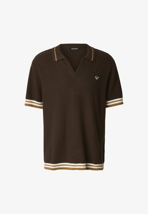 Pruunast lõngast kootud polosärk V-kaeluse, lühikeste varrukate ja kontrastsete beeži ja pruuni triipudega mansettidel ning alläärel. Tunnuslogo detail.