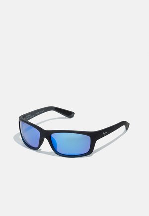 Occhiali da sole in plastica nera con lenti a specchio blu, forma rettangolare, tempie texturizzate e dettaglio del logo sulla stanghetta.