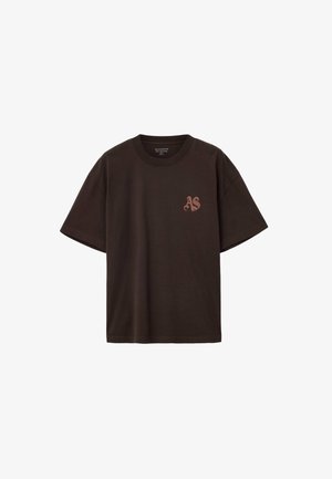 Camiseta de algodón suave de color marrón oscuro, con cuello redondo y mangas cortas. Pequeño logo "AS" rosa en el lado izquierdo del pecho.