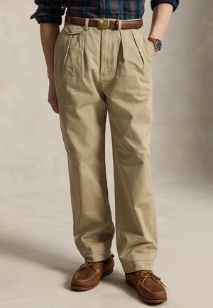 Polo Ralph Lauren, WHITMAN RELAXED FIT PLEATED CHINO PANT UNISEX - Pantalones chinos - beige
