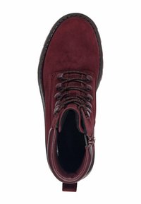 Cizme ankle burgundy din suede, cu ochiuri metalice, șireturi negre și o talpă texturată. Fermoar pe lateral și un tab pentru tragere la călcâi.