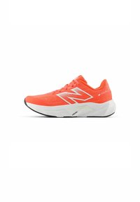 Zapatilla de running de color naranja brillante con parte superior de malla texturizada, acentos en blanco y suela acolchada con la marca "FUELCELL".