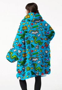 Fleece-Decken-Hoodie in lebhaftem Blau mit verspielten pixelisierten Grafiken, einschließlich Dinosauriern, Einhörnern und verschiedenen Symbolen. Weiche Textur, oversized Schnitt.