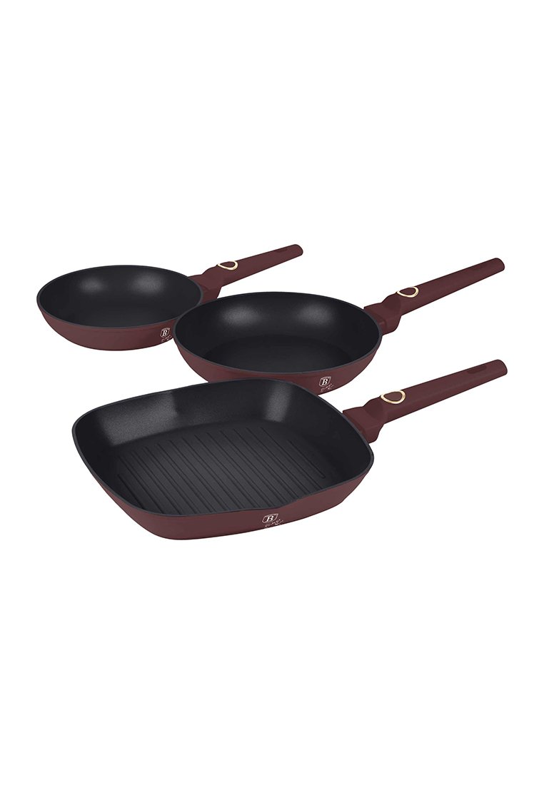 Conjunto de tres piezas de utensilios de cocina: dos sartenes redondas negras y una sartén cuadrada para asar. Todas cuentan con mangos de color burdeos con acentos circulares.