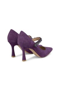 Scarpe con tacco alto in suede viola, con punta affusolata e una fascia decorativa con perline che attraversa la parte superiore. Tacchi leggermente arrotondati.