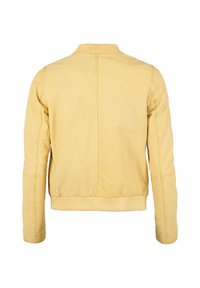 Veste bomber jaune à texture lisse, col et poignets côtelés, taille élastique et coutures simples au dos.