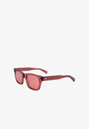 Occhiali da sole rettangolari rossi trasparenti con montatura spessa e lenti sfumate abbinate in rosso, mostrati leggermente inclinati su sfondo bianco.