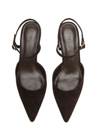 Decoltè slingback in suede nero con punta affusolata e cinturino alla caviglia. Fodera interna liscia e piccolo dettaglio in metallo dorato sul cinturino.