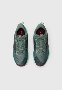 Nike bėgimo batai su tekstūruotu žaliu viršumi, rožiniais akcentais ir mėtų žalios spalvos padu. Yra akių tinklo dizainas ir raištelių uždarymas, užtikrinantis tinkamą prigludimą.