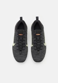 Nike Performance FLEX EXPERIENCE RUN 12 - Väglöparskor - black/olive aura/anthracite/bronzine/amber brown/summit white