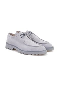 Chaussures en daim gris avec un design de couture distinctif, bout rond et semelle en caoutchouc gris avec un motif de semelle. Laçage en gris assorti.