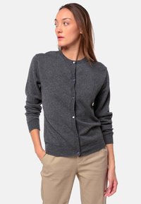 Grau Cardigan aus weichem Material mit rundem Halsausschnitt, durchgehender Knopfleiste mit lila Knöpfen und gerippten Bündchen.